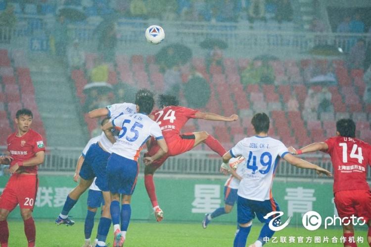 邮报：阿森纳希望引进16岁边锋蒙加，莱斯特城要价高达1000万镑